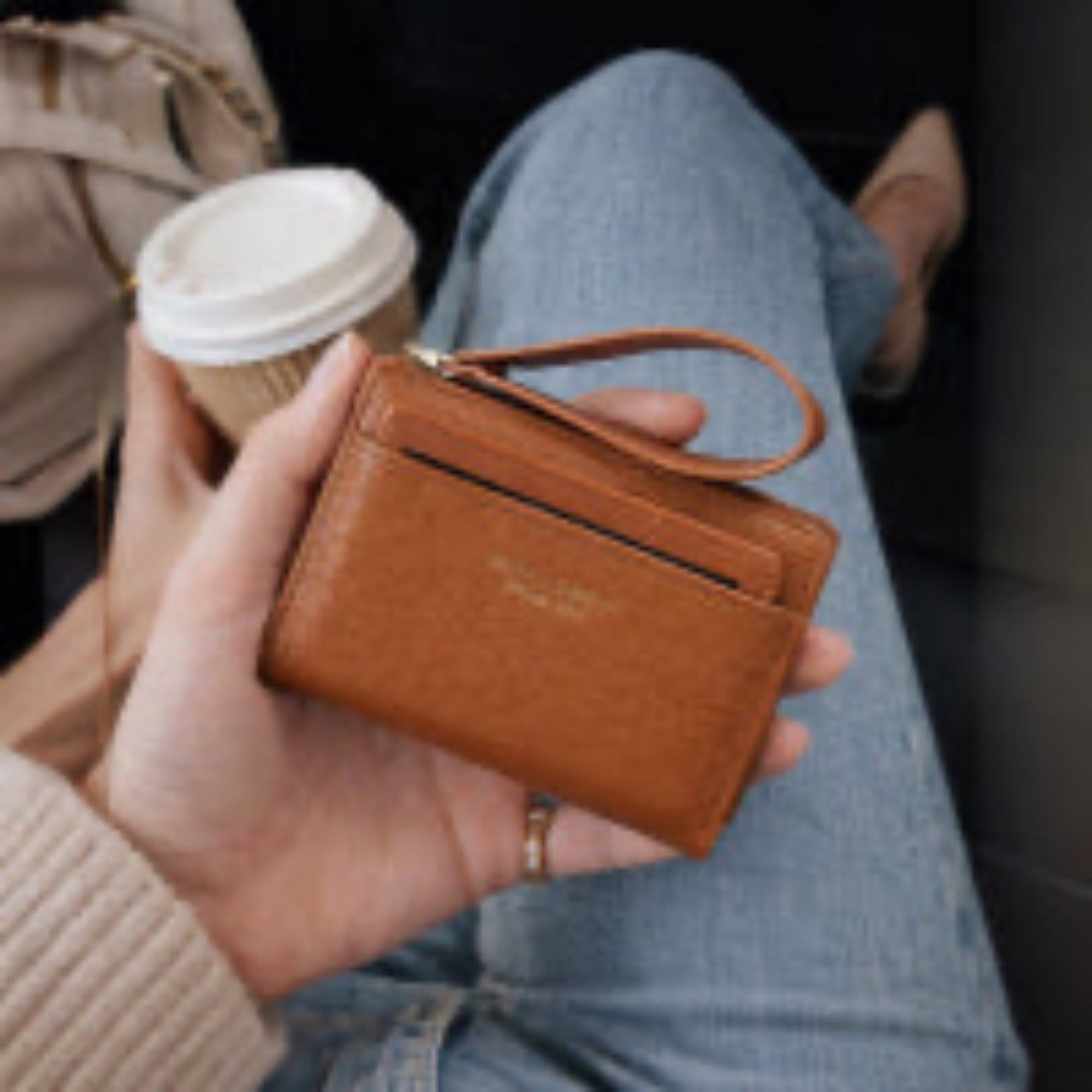 Moderan ženski novčanik sa pregradama za kartice